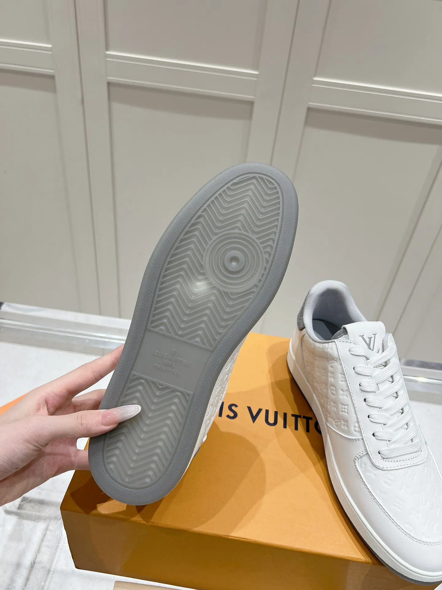 👟👟Ex-factory price 680👟👟 LV new style casual white shoes for men, simple and fashionable, light and comfortable, size: 39-44 (order 45)